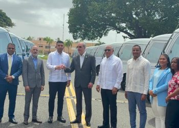 Abinader entrega 40 nuevos autobuses para transportar estudiantes universitarios