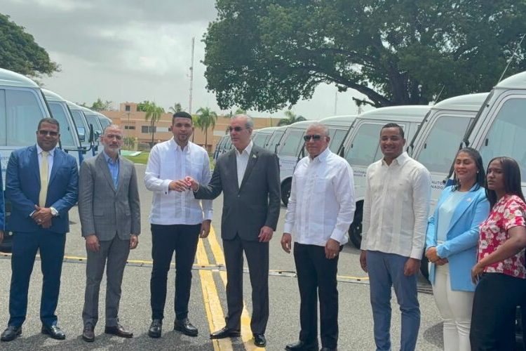 Abinader entrega 40 nuevos autobuses para transportar estudiantes universitarios