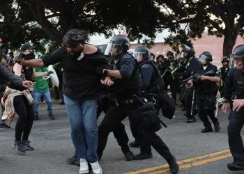 Trump planea que los agentes de inmigración lleven guantes que den descargas eléctricas