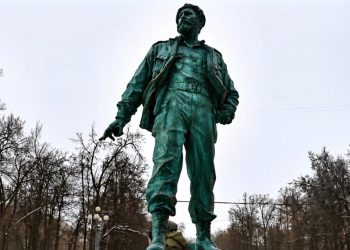 Cientos de rusos celebran el centenario de Fidel Castro ante su estatua en Moscú