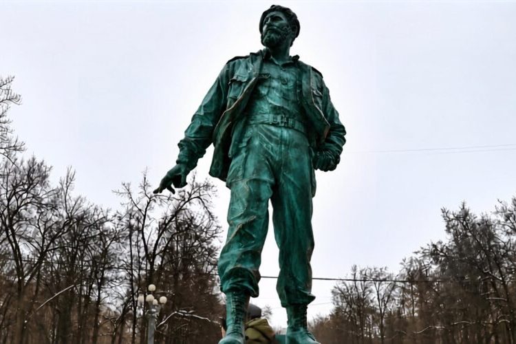 Cientos de rusos celebran el centenario de Fidel Castro ante su estatua en Moscú