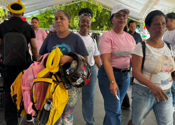 Familias expresan alegría tras recibir útiles escolares en jornada Plásticos por Útiles