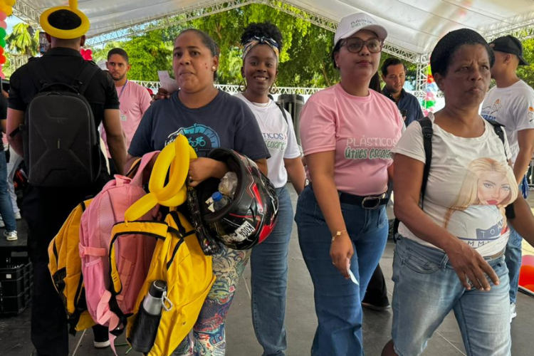 Familias expresan alegría tras recibir útiles escolares en jornada Plásticos por Útiles