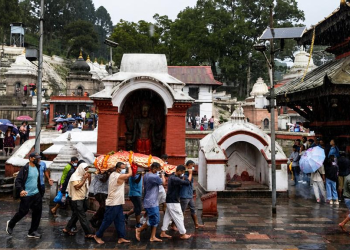Nepal empieza a sepultar víctimas no identificadas ante la descomposición de los cuerpos