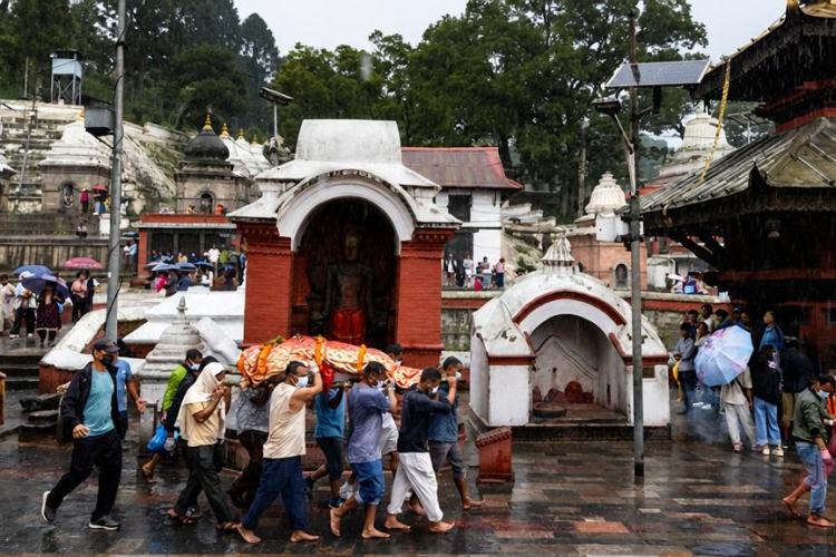 Nepal empieza a sepultar víctimas no identificadas ante la descomposición de los cuerpos