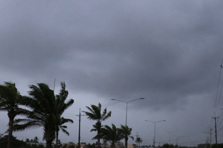 Onda tropical generará chubascos y tronadas este domingo