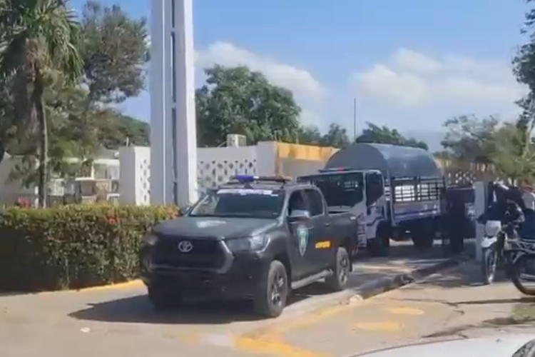 Bajo fuerte vigilancia militar sepultan a adolescente acribillado en Los Salados