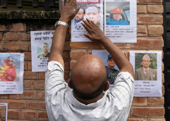 Una pierna, un diente de oro y cientos de cuerpos a la espera de ser reconocidos en Nepal