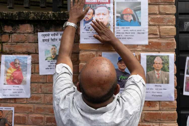 Una pierna, un diente de oro y cientos de cuerpos a la espera de ser reconocidos en Nepal