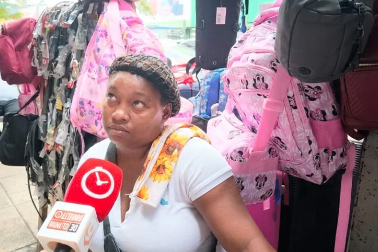 “Parece que se lo bebieron todo los padres”: comerciantes reportan lento movimiento venta de escolares