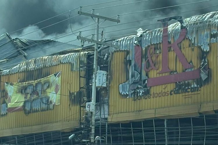 Personas saquean mercancías durante incendio en tienda L&R de Las Américas