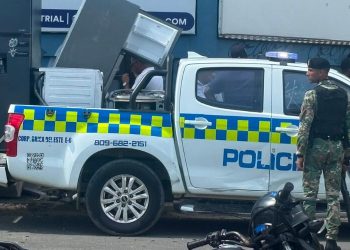 Cuerpo de Bomberos continúa combatiendo incendio en L&R Comercial; Policía refuerza seguridad en la zona