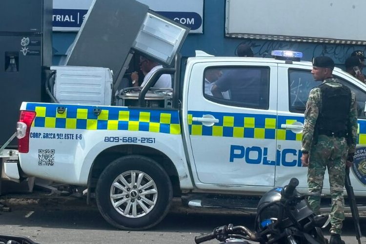 Cuerpo de Bomberos continúa combatiendo incendio en L&R Comercial; Policía refuerza seguridad en la zona