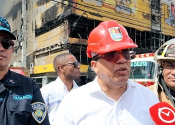 Alcalde Dio Astacio asegura que incendio en L&R Comercial está bajo control