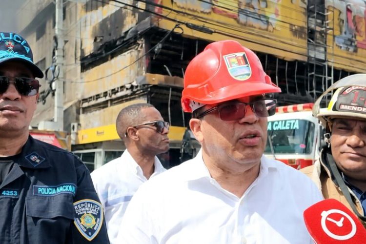 Alcalde Dio Astacio asegura que incendio en L&R Comercial está bajo control