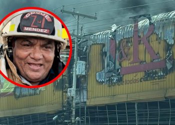 Más de 70 bomberos y 15 unidades combaten incendio en L&R Comercial