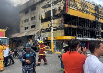 Incendio en L&R Comercial supera las tres horas; bomberos continúan combatiendo las llamas