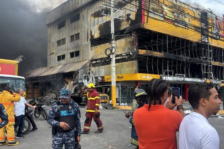 Incendio en L&R Comercial supera las tres horas; bomberos continúan combatiendo las llamas
