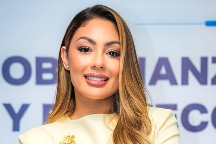 Iluminada Muñoz: la periodista y locutora que gobierna las tardes en la radio dominicana