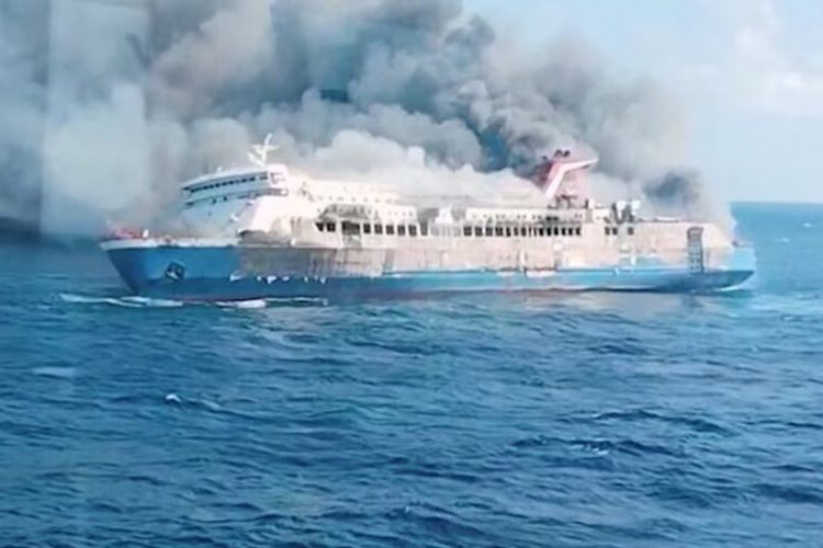 Mueren cinco personas en el incendio de un ferry con más de 200 pasajeros en Indonesia
