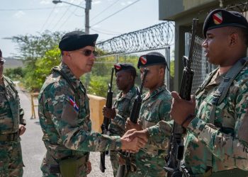 Comandante del Ejército supervisa unidades y entrega tres puestos fronterizos