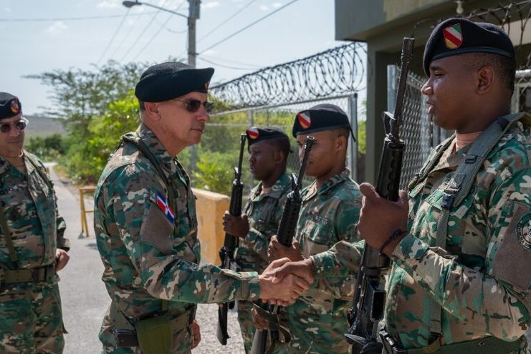 Comandante del Ejército supervisa unidades y entrega tres puestos fronterizos