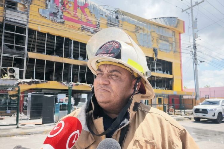 Bomberos iniciarán investigación para determinar causa del incendio en L&R Comercial