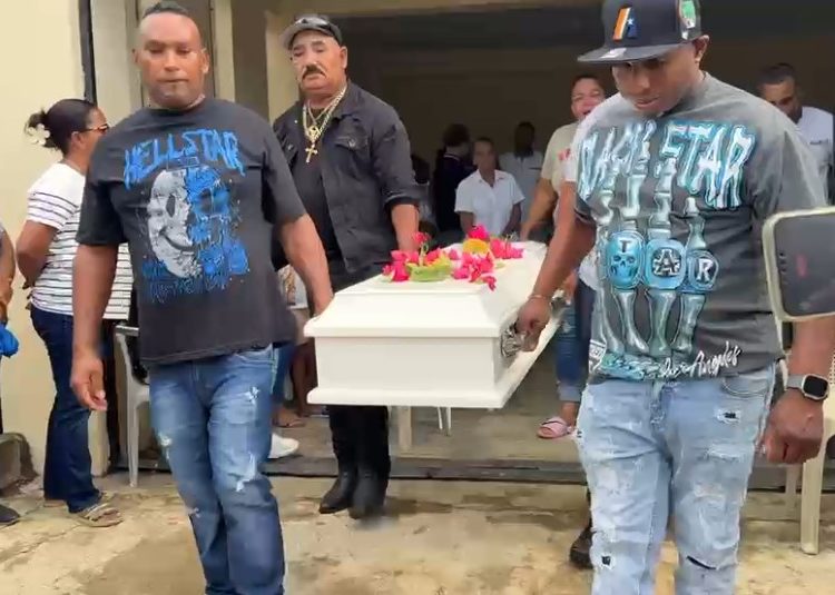 Entre lágrimas despiden a la bebé Adara, víctima de la explosión en fritura de SFM