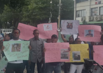 Familiares de Wilmer Rodríguez y su hija exigen justicia frente al Palacio de Justicia