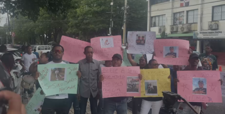 Familiares de Wilmer Rodríguez y su hija exigen justicia frente al Palacio de Justicia