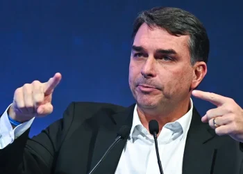 Flávio Bolsonaro dice que el juicio contra su padre fue una farsa y que lo amnistiará