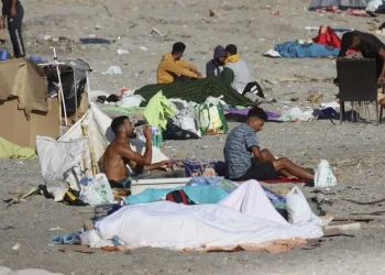 Miles de migrantes permanecen en las calles de Ceuta tres semanas después de la entrada masiva