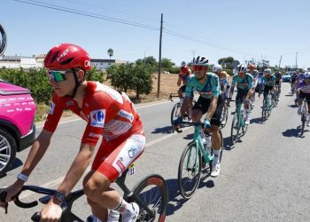 Pogacar abandona la Vuelta a España tras sufrir conmoción cerebral y fracturas
