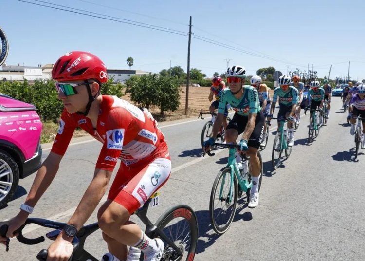 Pogacar abandona la Vuelta a España tras sufrir conmoción cerebral y fracturas