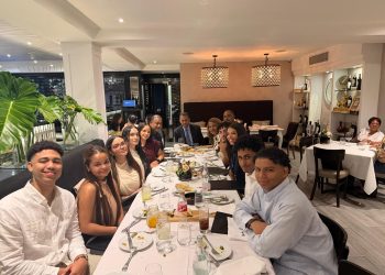 Presidente del Indotel acerca a estudiantes dominicanos de CUNY a sus raíces y cultura