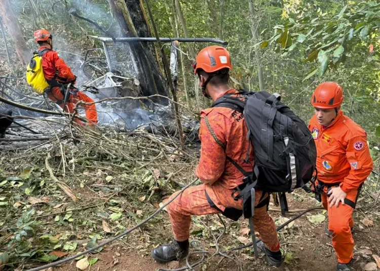 Cuatro personas mueren tras estrellarse un helicóptero en un área boscosa de Río de Janeiro