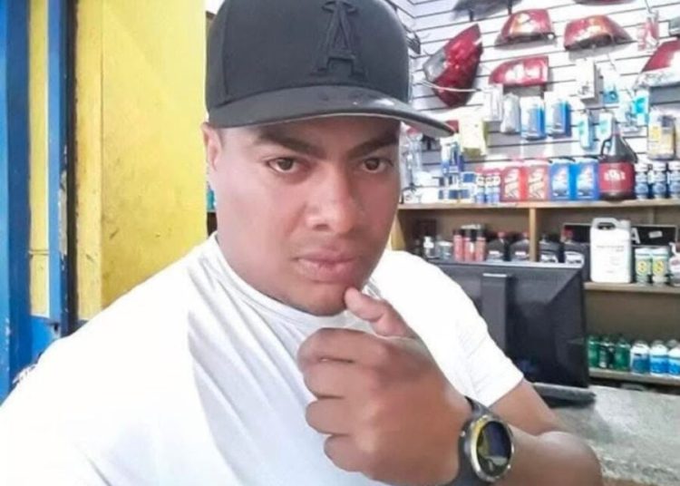 Joven muere tras chocar motocicleta contra un caballo en carretera de Monte Plata