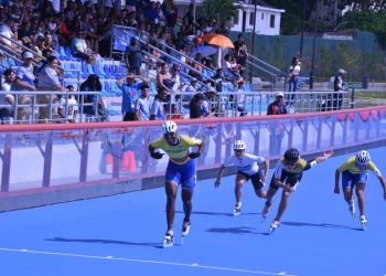 Collin Castro gana la medalla de oro de los 1000 metros femeninos de patinaje