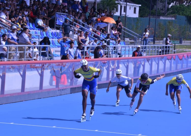 Collin Castro gana la medalla de oro de los 1000 metros femeninos de patinaje