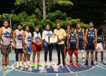 Reconocen a Luis Espinal por su aporte al desarrollo de la juventud a través del deporte en Pedro Brand