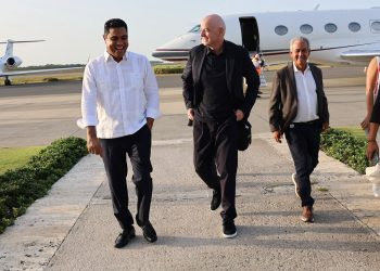 Ministro de Deportes recibe a presidentes de FIFA y Concacaf a su llegada a República Dominicana