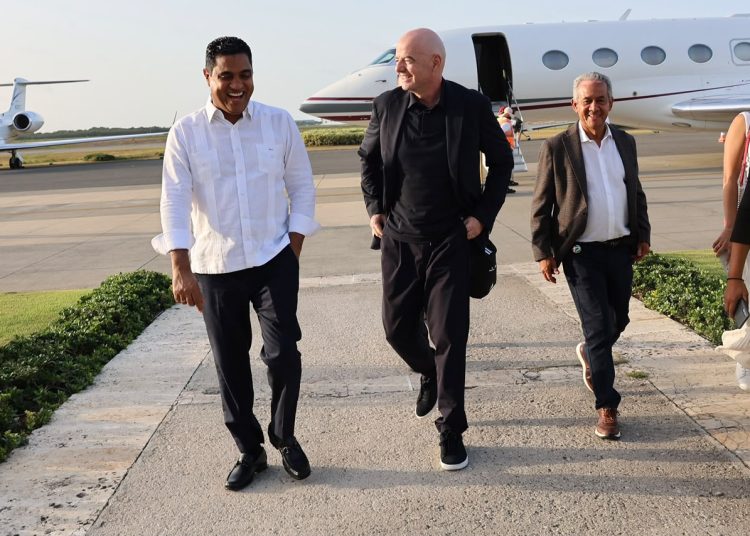 Ministro de Deportes recibe a presidentes de FIFA y Concacaf a su llegada a República Dominicana