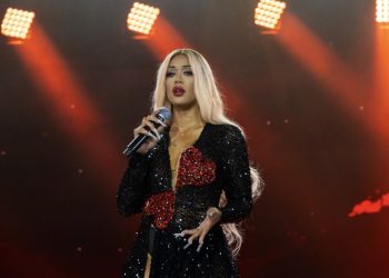 Crisis mental lleva a la cantante Anaís a caminar desnuda por las calles de USA; padre de sus hijos dice dejó de tomar medicamentos