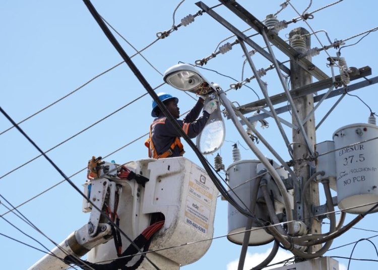 Edesur instala, sustituye y normaliza casi 10,000 luminarias en 12 demarcaciones