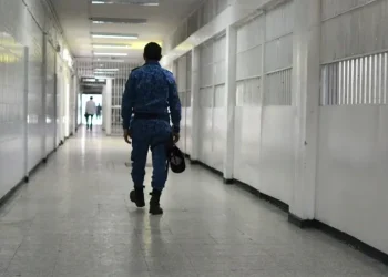 Trasladan a 103 presos de alta peligrosidad de una cárcel de Colombia a otros centros del país