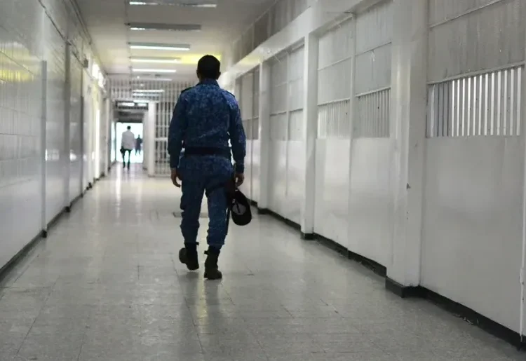 Trasladan a 103 presos de alta peligrosidad de una cárcel de Colombia a otros centros del país