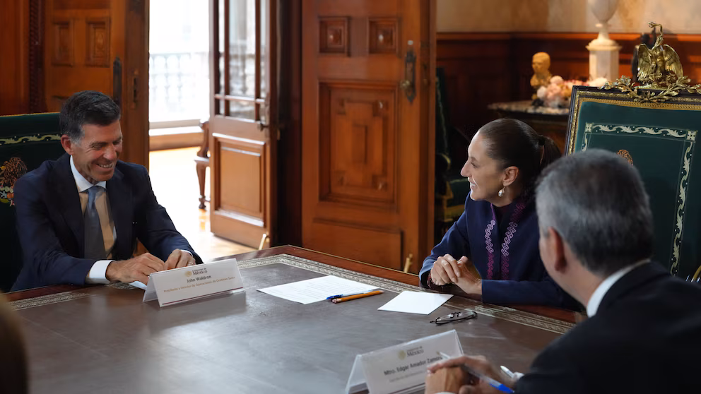 Sheinbaum se reúne con John E. Waldron, director de uno de los bancos más grandes del mundo
