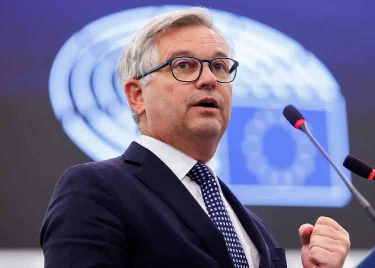 La CE pide avanzar en una directiva que sanciona a quien colabore con la migración irregular