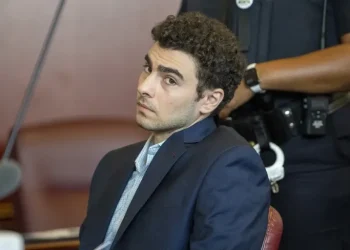 Juez aplaza juicio contra Luigi Mangione; audiencia será el 10 de diciembre