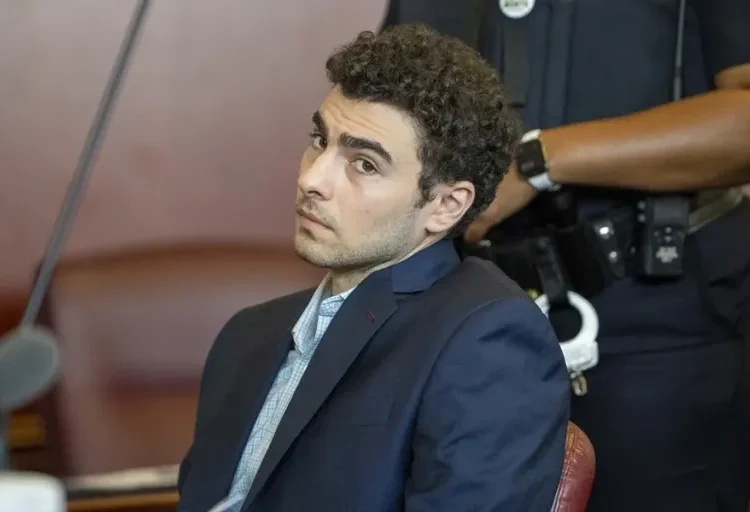 Juez aplaza juicio contra Luigi Mangione; audiencia será el 10 de diciembre
